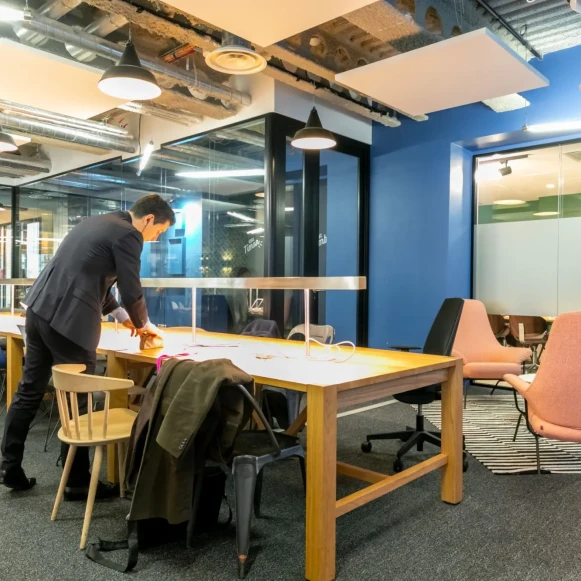 Bureau privé 19 m² 6 postes Coworking Avenue Charles de Gaulle Neuilly-sur-Seine 92200 - photo 5