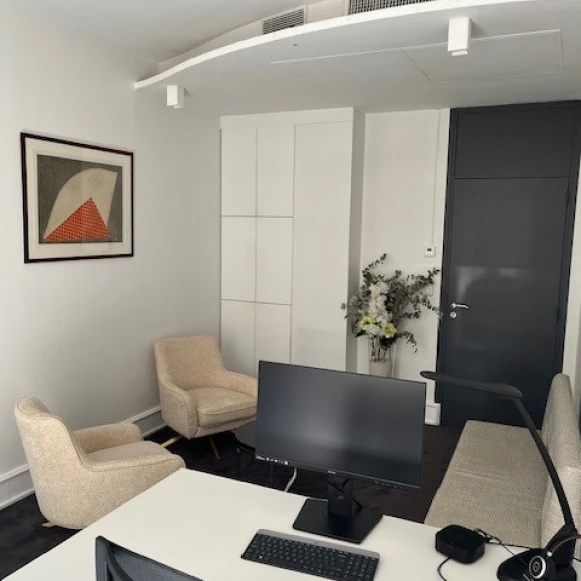 Bureau privé 18 m² 2 postes Location bureau Rue La Pérouse Paris 75016 - photo 3