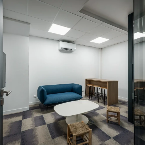 Espace indépendant 250 m² 56 postes Coworking Rue des Petits Hôtels Paris 75010 - photo 6