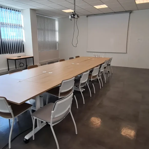 Bureau privé 35 m² 4 postes Coworking Square Benjamin Franklin Montigny-le-Bretonneux 78180 - photo 7
