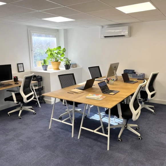 Bureau privé 20 m² 6 postes Coworking Avenue de Corinthe Marseille 13006 - photo 2