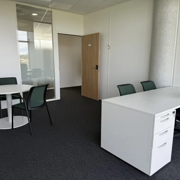 Bureau privé 20 m² 6 postes Coworking Avenue François Pignier Bourg-en-Bresse 01000 - photo 1