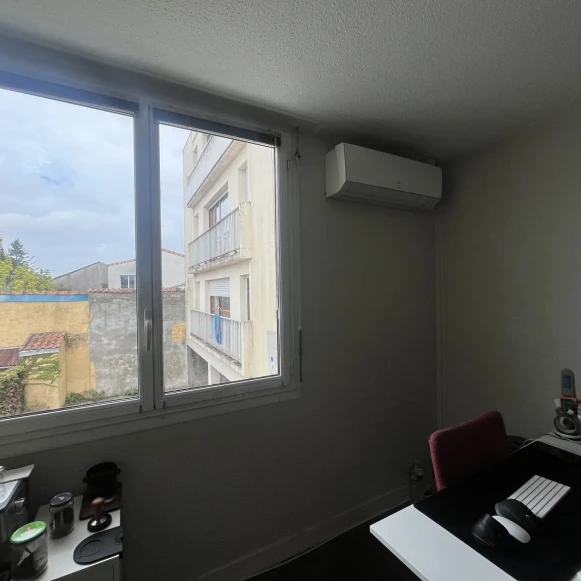 Bureau privé 12 m² 2 postes Location bureau Rue Georges Bonnac Bordeaux 33000 - photo 3