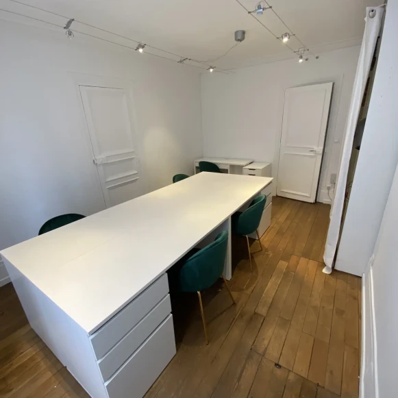 Bureau privé 20 m² 5 postes Location bureau Rue Pierre Chausson Paris 75010 - photo 2