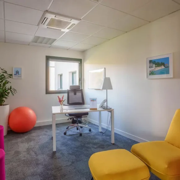 Bureau privé 12 m² 2 postes Coworking Avenue des Amethystes Nantes 44300 - photo 3