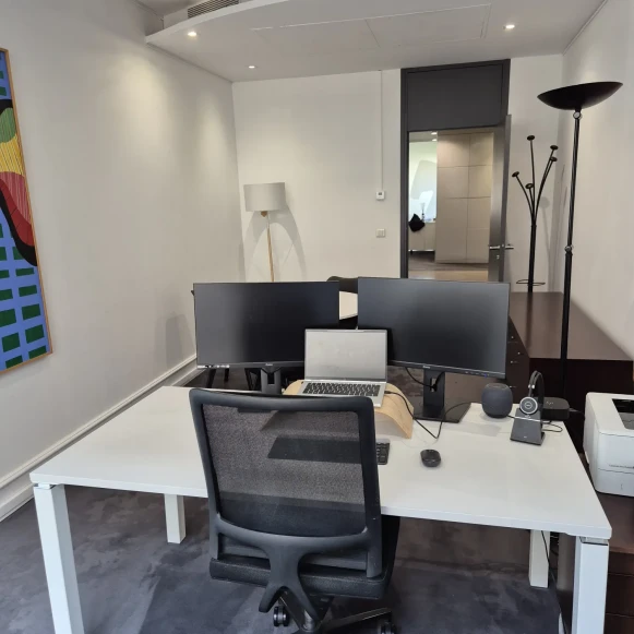 Bureau privé 20 m² 4 postes Location bureau Rue La Pérouse Paris 75016 - photo 3