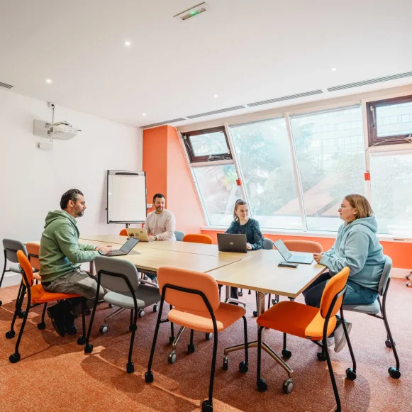 Bureau privé 17 m² 5 postes Coworking Rue Camille Desmoulins Issy-les-Moulineaux 92130 - photo 1