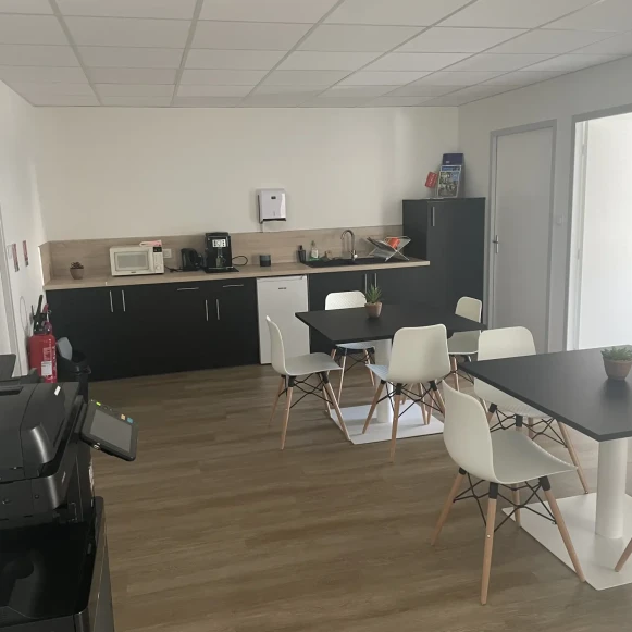 Bureau privé 10 m² 2 postes Location bureau Avenue Marc Seguin Privas 07000 - photo 3
