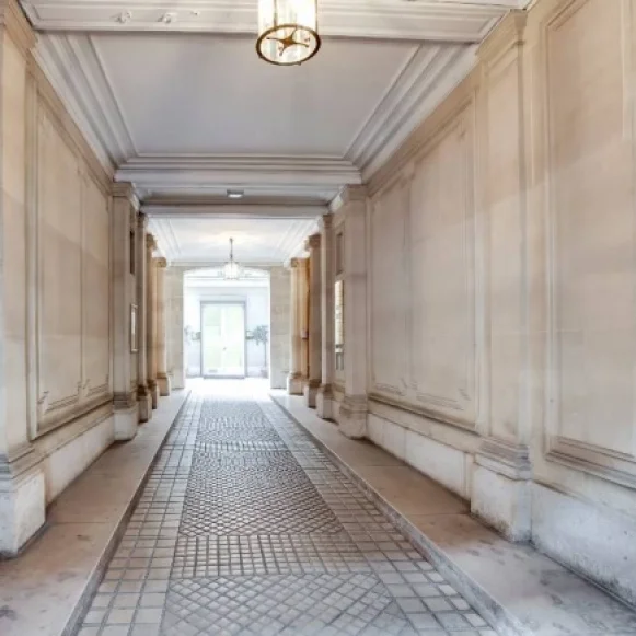 Bureau privé 24 m² 8 postes Location bureau Rue La Boétie Paris 75008 - photo 2
