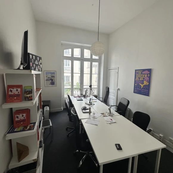 Bureau privé 28 m² 8 postes Location bureau Rue Myrha Paris 75018 - photo 1