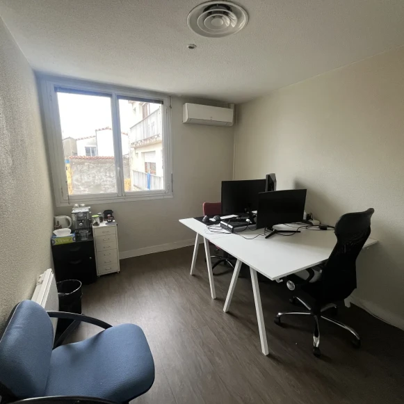 Bureau privé 12 m² 2 postes Location bureau Rue Georges Bonnac Bordeaux 33000 - photo 1