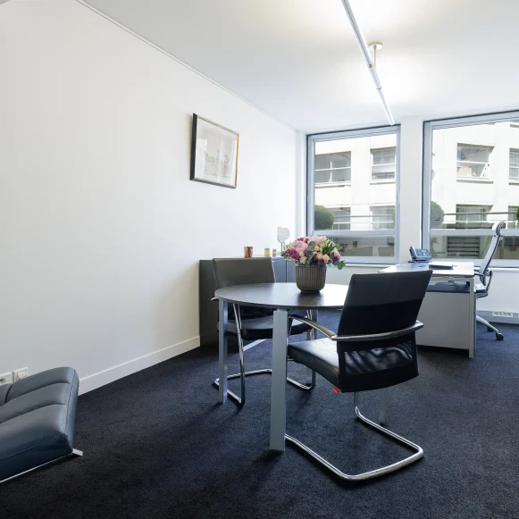 Bureau privé 18 m² 4 postes Coworking Rue Quentin-Bauchart Paris 75008 - photo 2