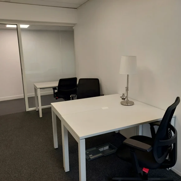 Bureau privé 11 m² 3 postes Coworking Place des Cinq Martyrs du Lycée Buffon Paris 75015 - photo 1