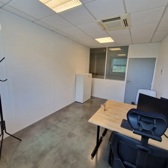 Bureau privé 12 m² 2 postes Location bureau Square Benjamin Franklin Montigny-le-Bretonneux 78180 - photo 11