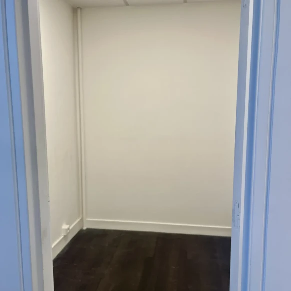 Bureau privé 21 m² 6 postes Coworking Rue des Bateliers Clichy 92110 - photo 12
