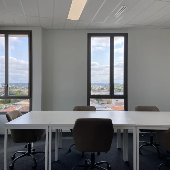 Bureau privé 22 m² 6 postes Coworking Rue Ferdinand Buisson Bègles 33130 - photo 1