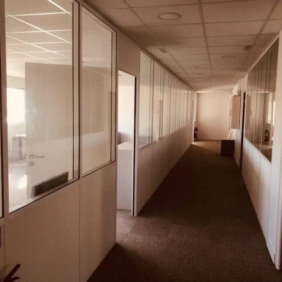 Bureau privé 64 m² 13 postes Location bureau Route de Gisy Bièvres 91570 - photo 4