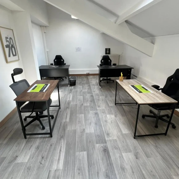 Bureau privé 23 m² 4 postes Coworking Rue Rabelais Montreuil 93100 - photo 1