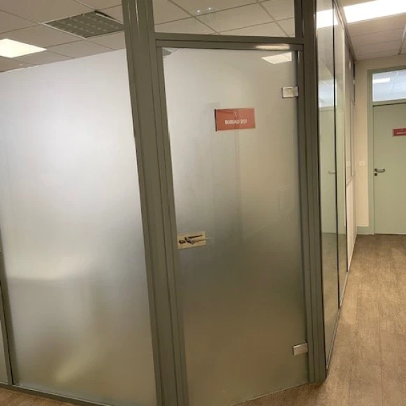 Bureau privé 26 m² 4 postes Coworking Place de la Gare Lille 59800 - photo 2