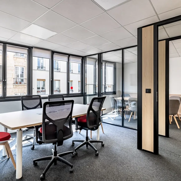Bureau privé 13 m² 4 postes Coworking Rue de Rochechouart Paris 75009 - photo 5