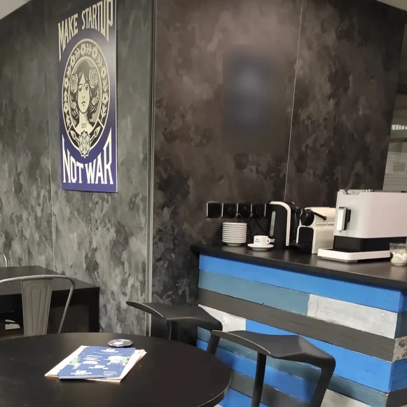 Bureau privé 10 m² 1 poste Coworking Rue Topaze Éguilles 13510 - photo 3