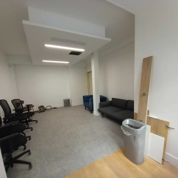 Bureau privé 29 m² 5 postes Location bureau Rue Chauchat Paris 75009 - photo 4