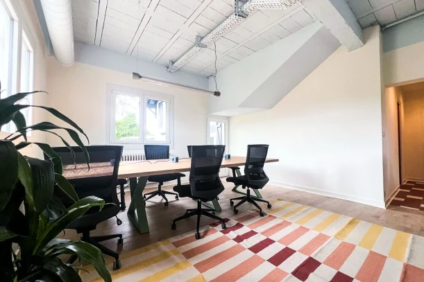 Open Space - 64600 - 44 postes - 300€