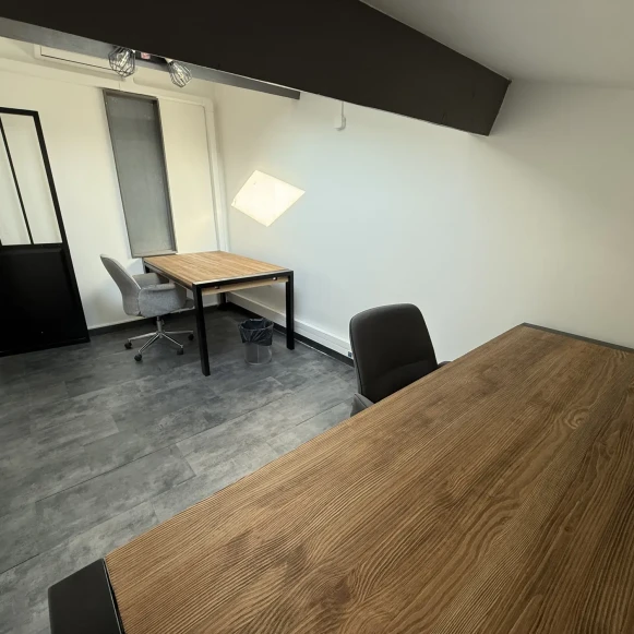 Bureau privé 12 m² 3 postes Location bureau Rue Pierre et Marie Curie Saint-Jean-de-Védas 34430 - photo 2