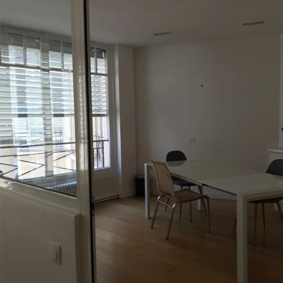 Espace indépendant 74 m² 8 postes Location bureau Rue Tronchet Paris 75008 - photo 5