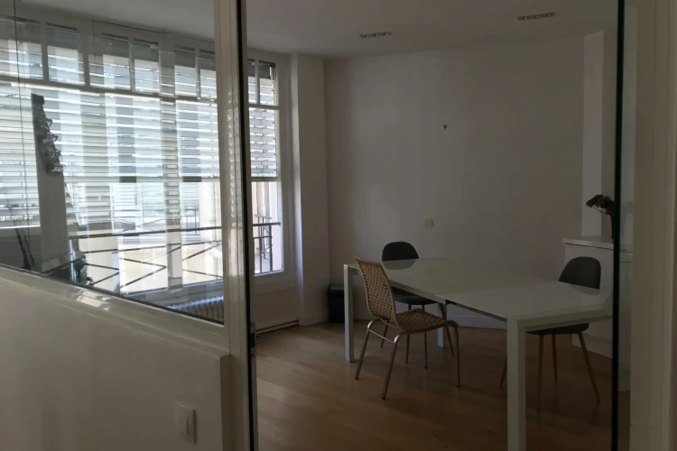 Espace indépendant - 75008 - 8 postes - 5600€