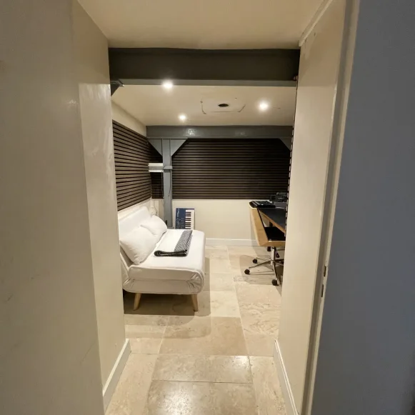 Bureau privé 52 m² 8 postes Location bureau Rue du Buisson Saint-Louis Paris 75010 - photo 1