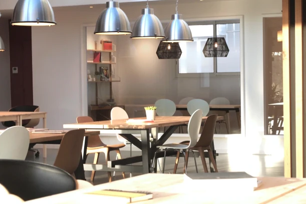 Open Space - 92800 - 12 postes - 390€