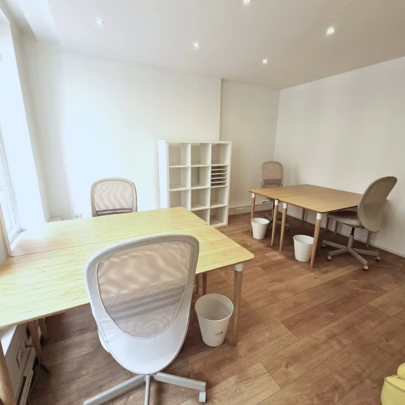 Bureau privé 15 m² 4 postes Coworking Rue la Fayette Paris 75009 - photo 2