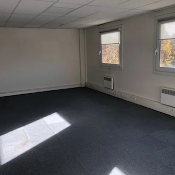 Bureau privé 322 m² 64 postes Location bureau Route de Gisy Bièvres 91570 - photo 3
