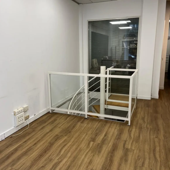 Bureau privé 15 m² 2 postes Location bureau Rue de Constantinople Paris 75008 - photo 4