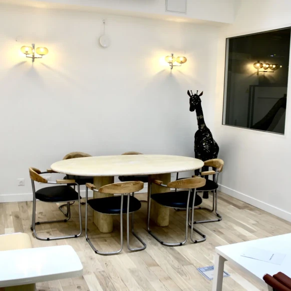 Bureau privé 25 m² 5 postes Coworking Rue Bichat Paris 75010 - photo 2