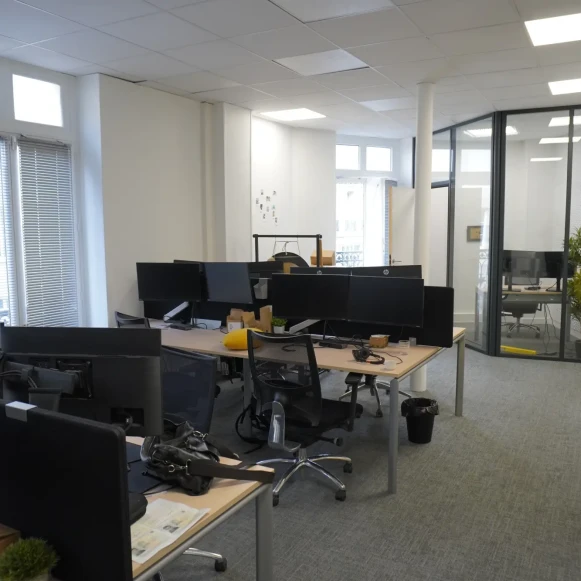 Bureau privé 40 m² 9 postes Location bureau Boulevard de Sébastopol Paris 75002 - photo 3