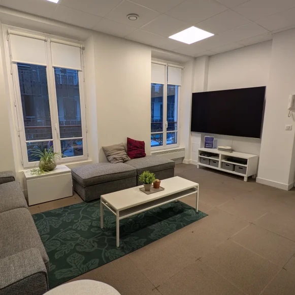 Bureau privé 15 m² 4 postes Coworking Rue de Turenne Paris 75004 - photo 3