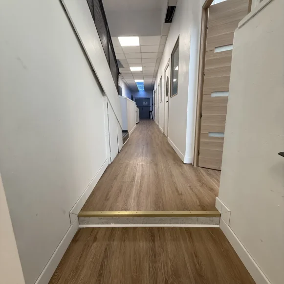 Bureau privé 12 m² 3 postes Location bureau Rue Rabelais Montreuil 93100 - photo 2