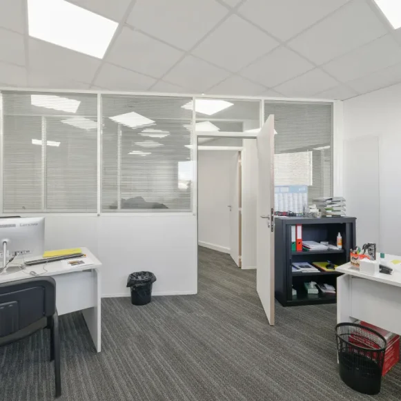 Bureau privé 17 m² 2 postes Location bureau Rue Cartier Bresson Pantin 93500 - photo 1