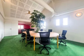 Open Space - 64600 - 44 postes - 300€