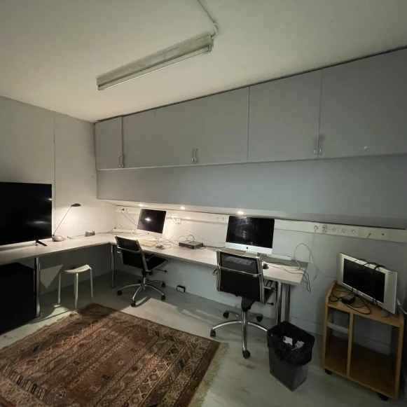 Bureau privé 9 m² 2 postes Coworking Cour des Petites Écuries Paris 75010 - photo 1