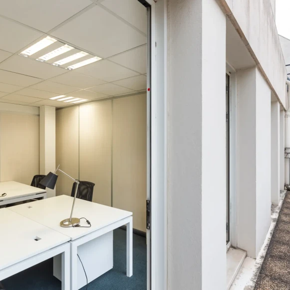 Bureau privé 15 m² 3 postes Coworking Rue des Petits Hôtels Paris 75010 - photo 3