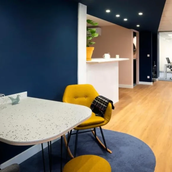 Bureau privé 12 m² 3 postes Coworking Avenue de Corinthe Marseille 13006 - photo 3