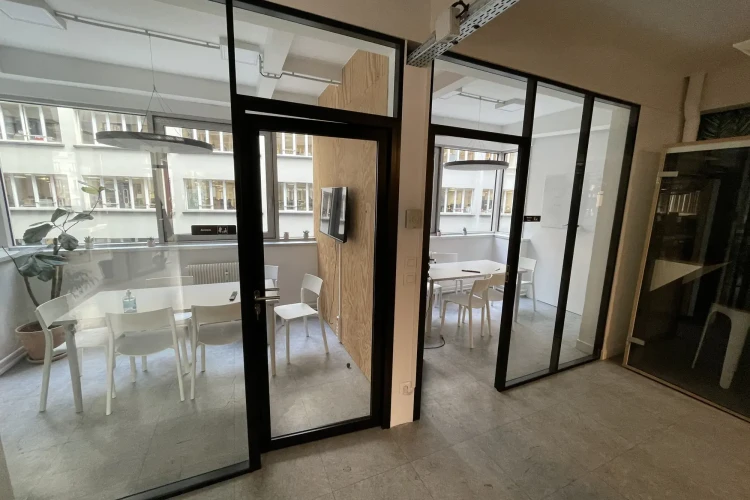 Open Space - 75010 - 8 postes - 350€