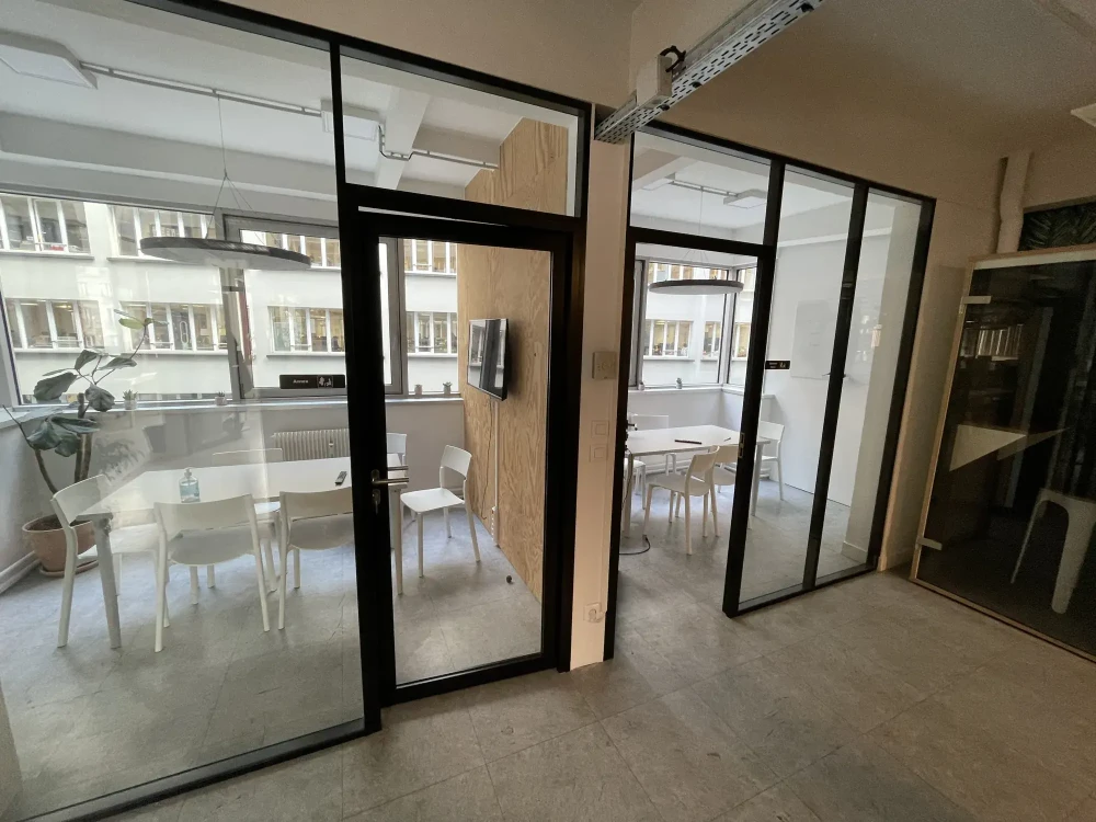 Open Space - 75010 - 8 postes - 350€