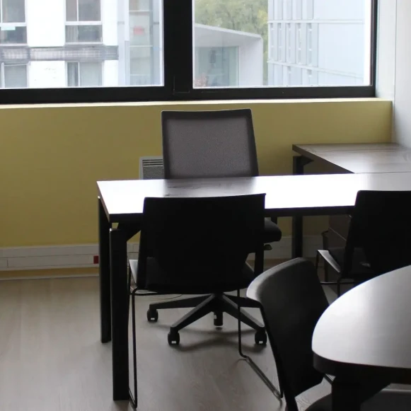 Bureau privé 12 m² 3 postes Coworking Rue Romain Rolland Nantes 44100 - photo 1