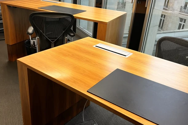 Bureau privé - 75008 - 3 postes - 2000€