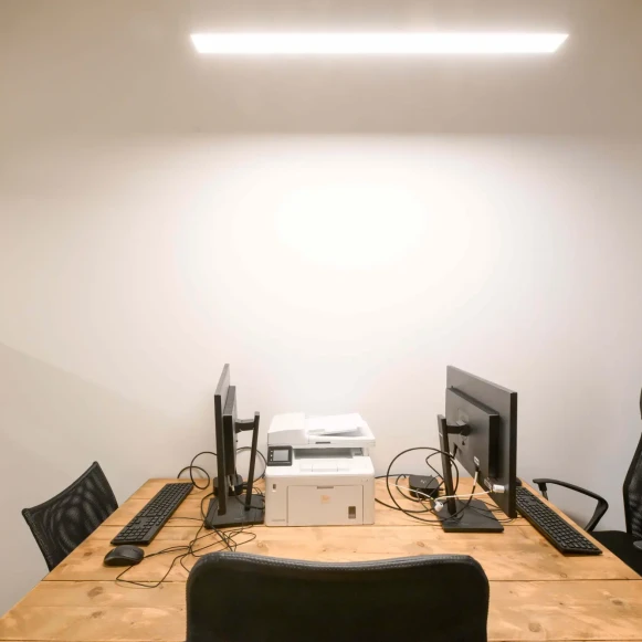 Bureau privé 9 m² 4 postes Coworking Rue du Cloître Saint-Merri Paris 75004 - photo 3