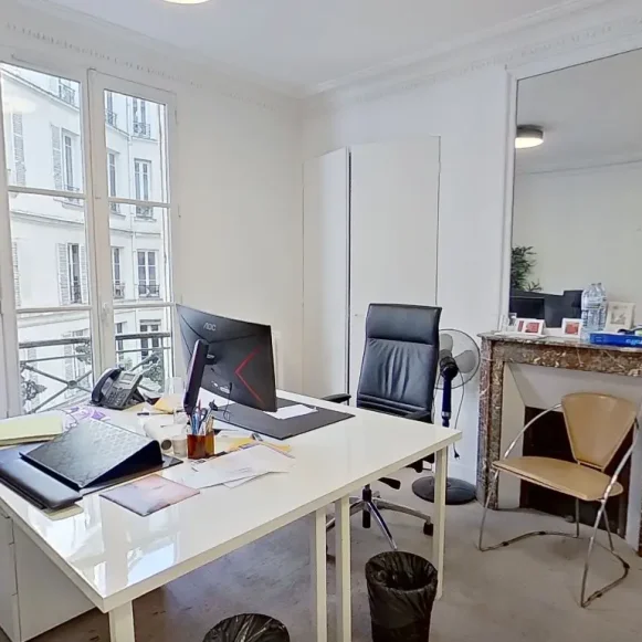 Bureau privé 18 m² 5 postes Location bureau Rue de Laborde Paris 75008 - photo 1